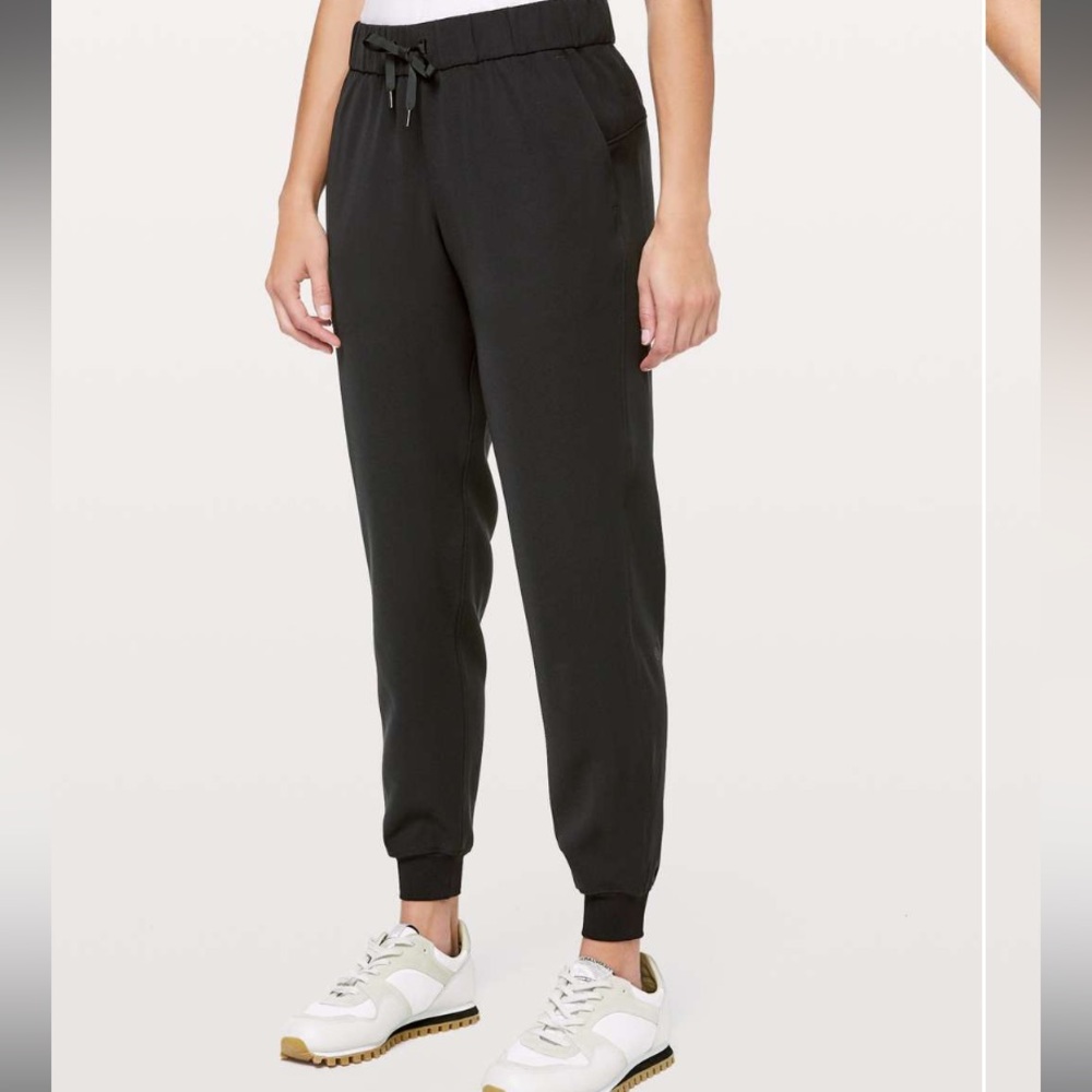 Lululemon On the Fly Jogger in Black